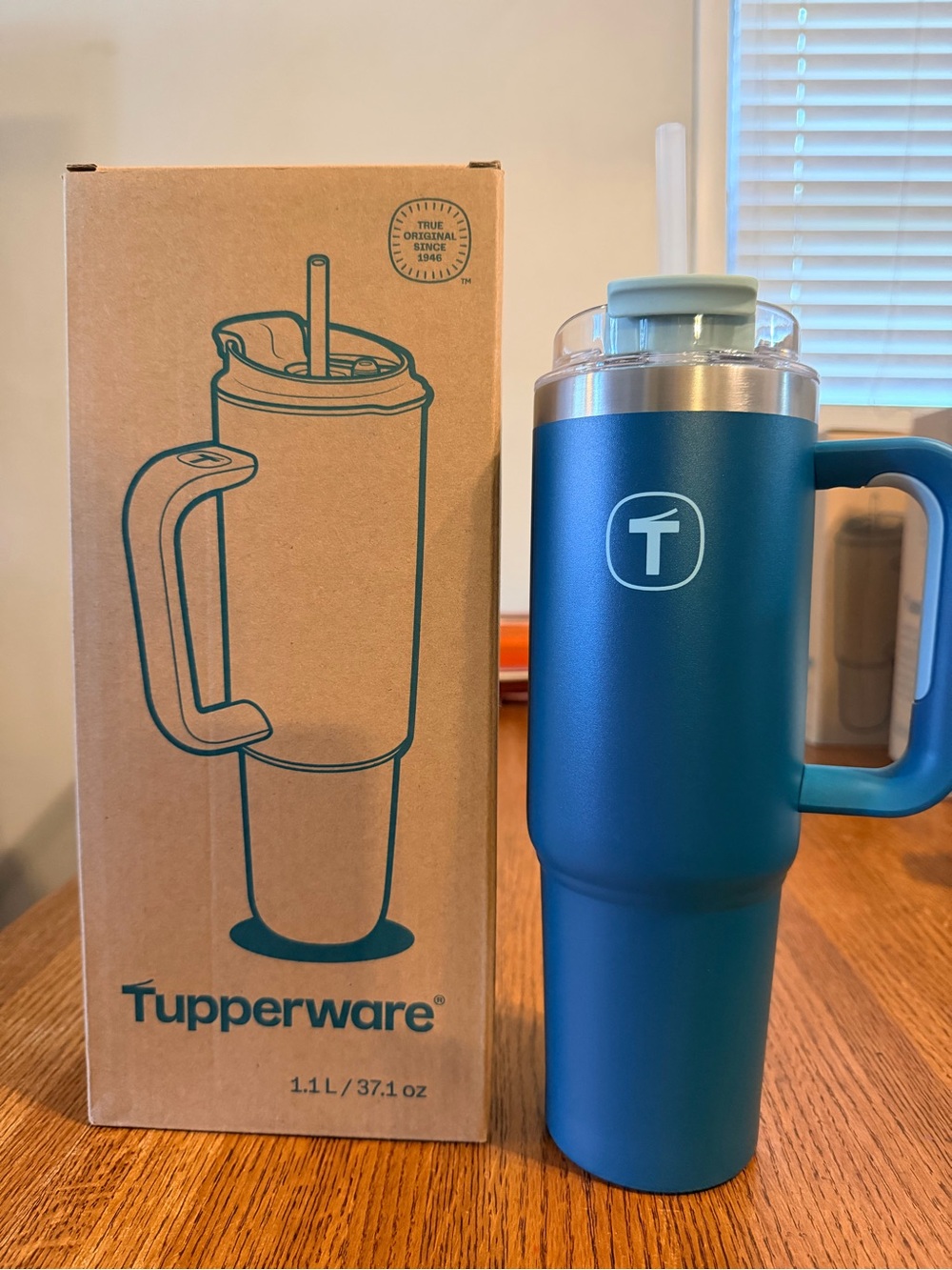 Tupperware Matte Green Travel Mug with Handle and Straw. 37 oz.